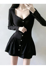 Robe noire à col carré