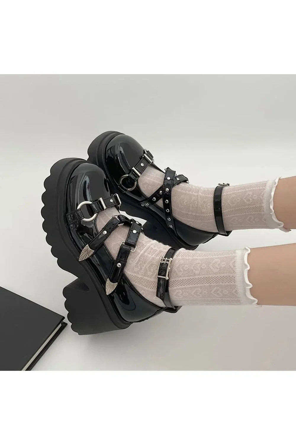 Chaussures à plateforme avec accents d'ailes cloutées