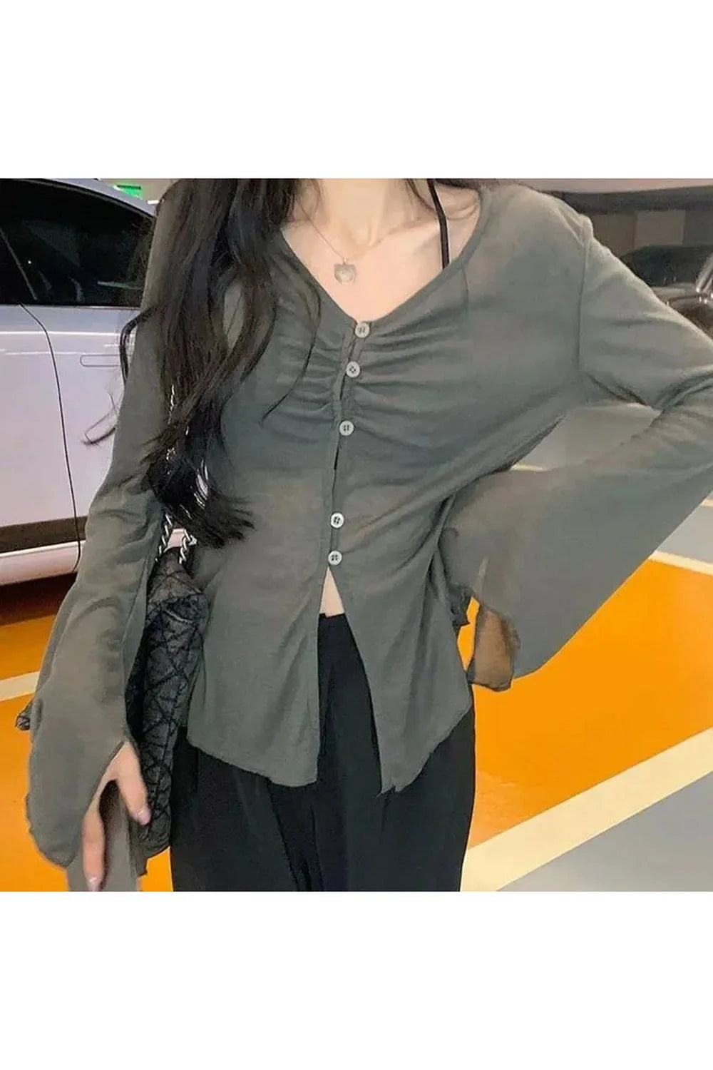 Dünne Strickjacke mit V-Ausschnitt für den Herbst