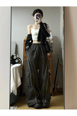 Schwarze Cargohose im Y2K-Stil