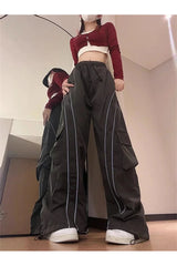 Schwarze Cargohose im Y2K-Stil