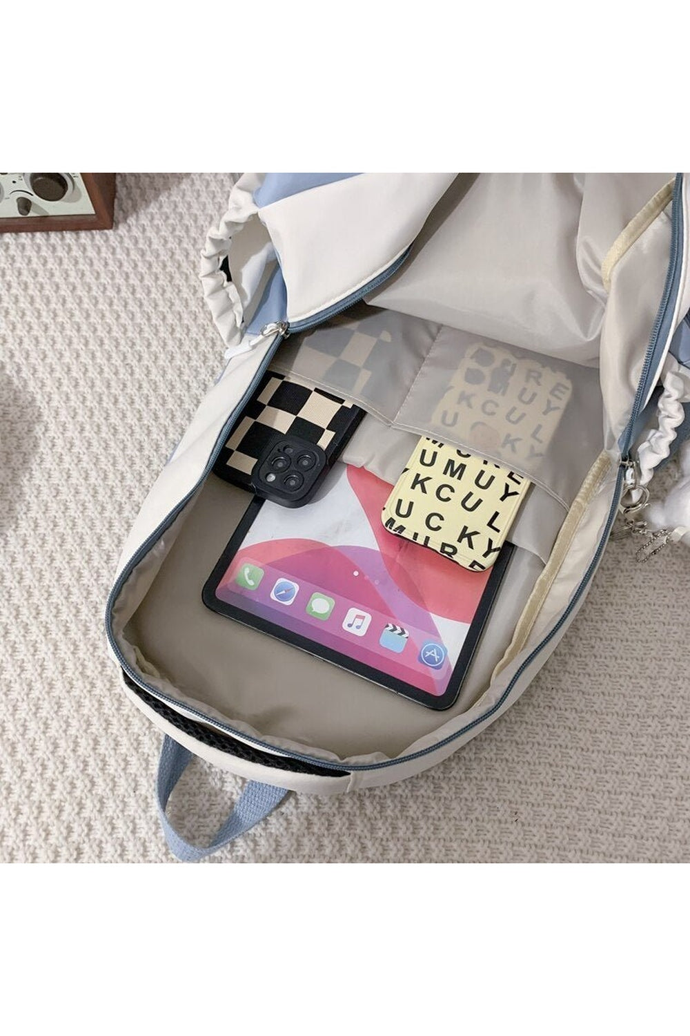 Gelber Schulrucksack für die Reise