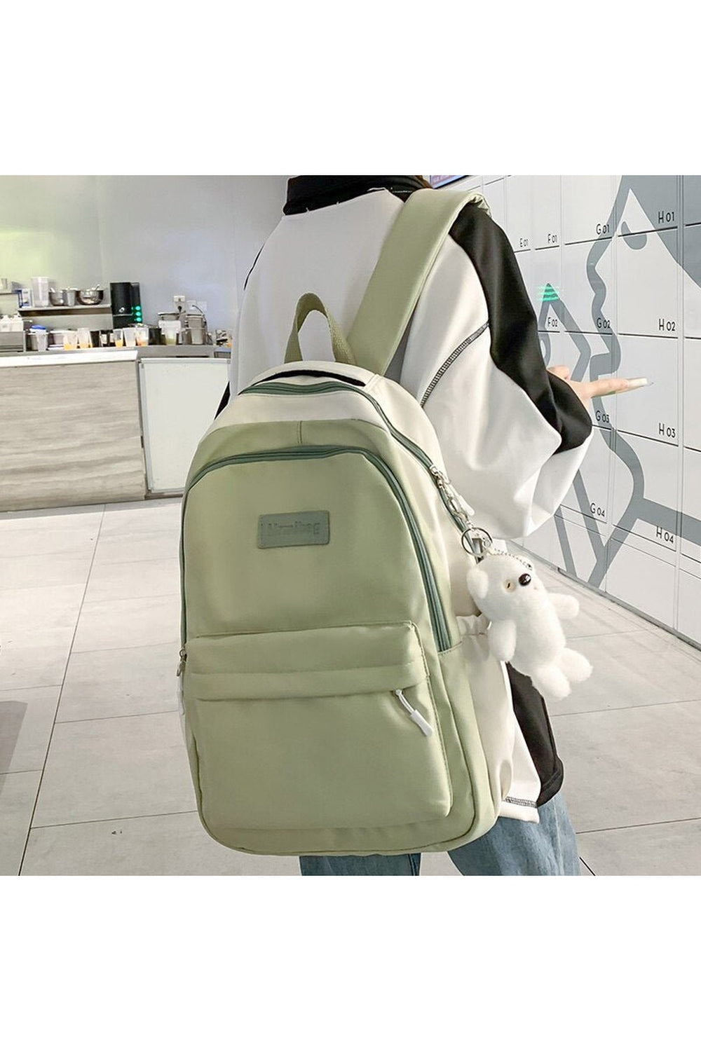 Gelber Schulrucksack für die Reise