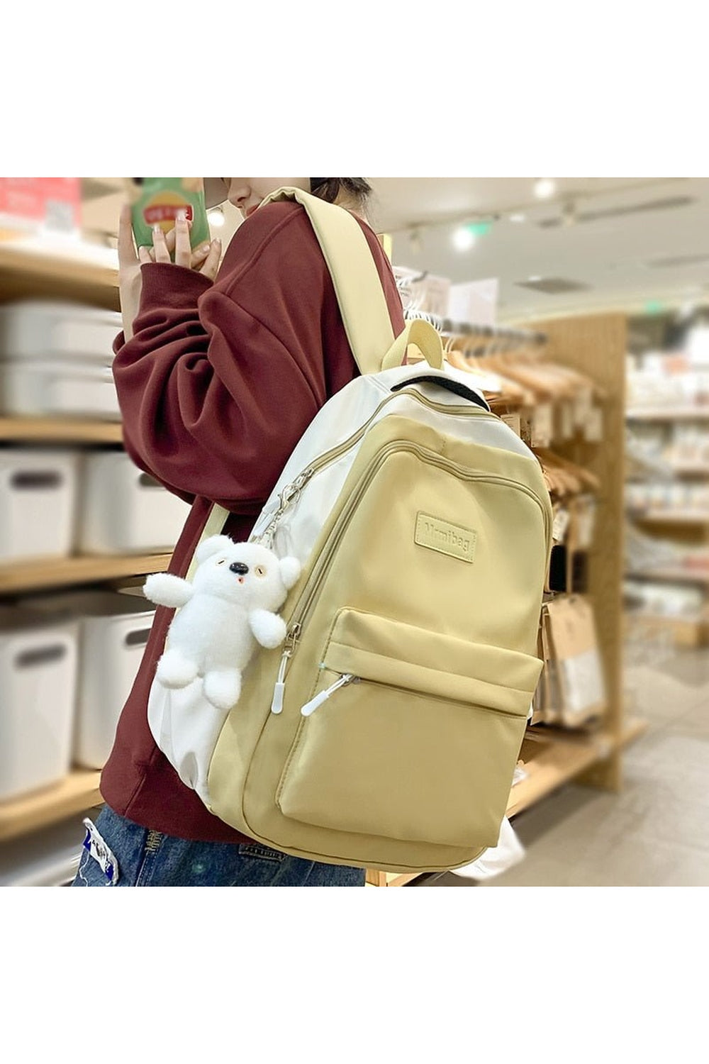 Gelber Schulrucksack für die Reise
